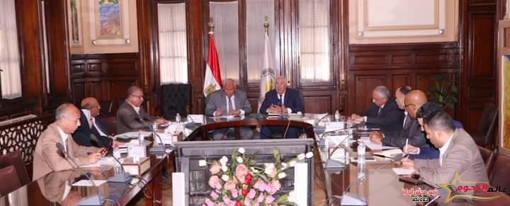 "القصير" و "الزملوط" يبحثان موقف عدد من المشروعات الزراعية بالوادي الجديد