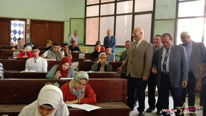 رئيس جامعة بنها يتفقد الامتحانات بكليتي التربية والحقوق 2 رئيس جامعة بنها يتفقد الامتحانات بكليتي التربية والحقوق