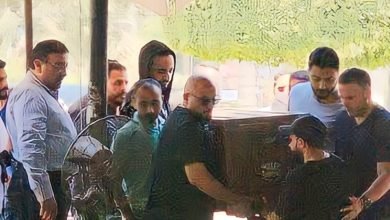 وصول جثمان والدة الفنان "محمد السعدني" إلى مسجد مصطفى محمود
