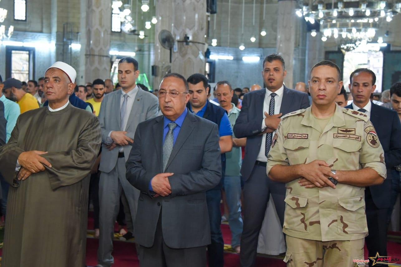 محافظ الإسكندرية يشارك المواطنين صلاة عيد الأضحي المبارك بمسجد "أبو العباس المرسي"