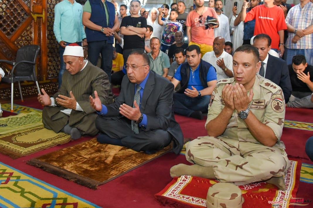 محافظ الإسكندرية يشارك المواطنين صلاة عيد الأضحي المبارك بمسجد "أبو العباس المرسي"