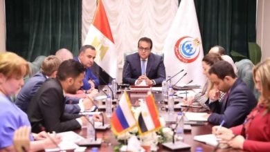 عبد العقار يستقبل وفد حكومي روسي لبحث التعاون بمجال الصناعات الطبية والدوائية
