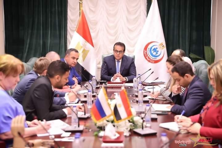 عبد العقار يستقبل وفد حكومي روسي لبحث التعاون بمجال الصناعات الطبية والدوائية