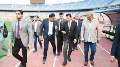 وزير الرياضة يؤازر لاعبي المنتخب الوطني والجهاز الفني قبل المباراة الهامة بتصفيات أمم أفريقيا 