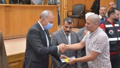 محافظ القليوبية يسلم جوازات السفر وتذاكر الطيران لحجاج الجمعيات الأهلية 