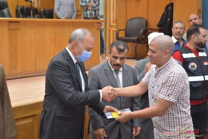 محافظ القليوبية يسلم جوازات السفر وتذاكر الطيران لحجاج الجمعيات الأهلية 