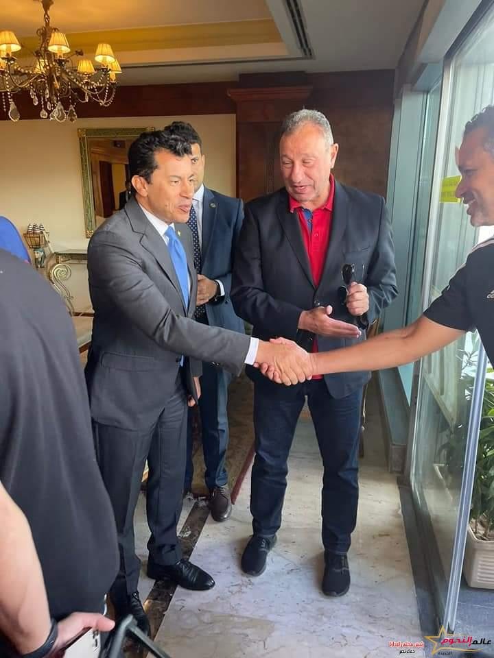 وزير الشباب والرياضة يستقبل بعثة النادي الأهلي بمطار القاهرة الدولي 