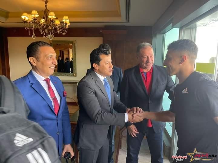 وزير الشباب والرياضة يستقبل بعثة النادي الأهلي بمطار القاهرة الدولي 