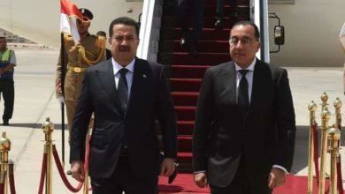مدبولي يستقبل رئيس الوزراء العراقي والوفد المرافق له بمطار القاهرة