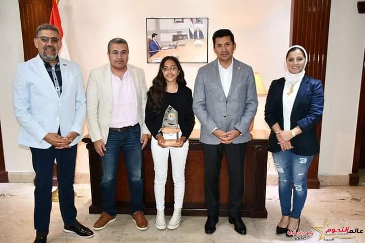 وزير الرياضة يكرم لاعبة منتخب الشراع بعد فوزها بالميدالية الذهبية بالبطولة الإفريقية 3 وزير الرياضة يكرم لاعبة منتخب الشراع بعد فوزها بالميدالية الذهبية بالبطولة الإفريقية