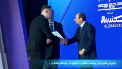 الرئيس عبدالفتاح السيسي يكرم الراحل محمود عبد العزيز