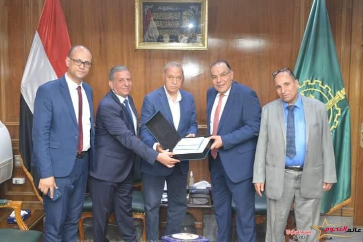 الهجان يستقبل أعضاء البنك الزراعي المصري لتقديم تبرع بمبلغ 200 ألف جنيه لصالح الأسر الأكثر احتياجا 