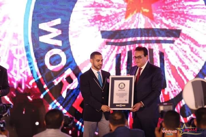 وزير الصحة يتسلم وثيقة من موسوعة جينيس العالمية بتحقيق أكبر رقم قياسي للتوعية بالسرطان في العالم
