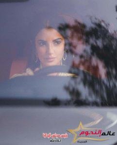 درة تستعرض أنوثتها بإطلالة من سيارتها 2 درة تستعرض أنوثتها بإطلالة من سيارتها