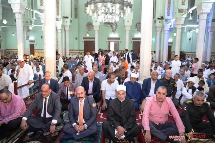محافظ أسوان يؤدى صلاة عيد الأضحى المبارك مع جموع المصلين من أبناء المحافظة