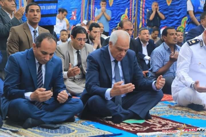 محافظ الجيزة يؤدى صلاة عيد الأضحى بساحة مسجد مصطفى محمود