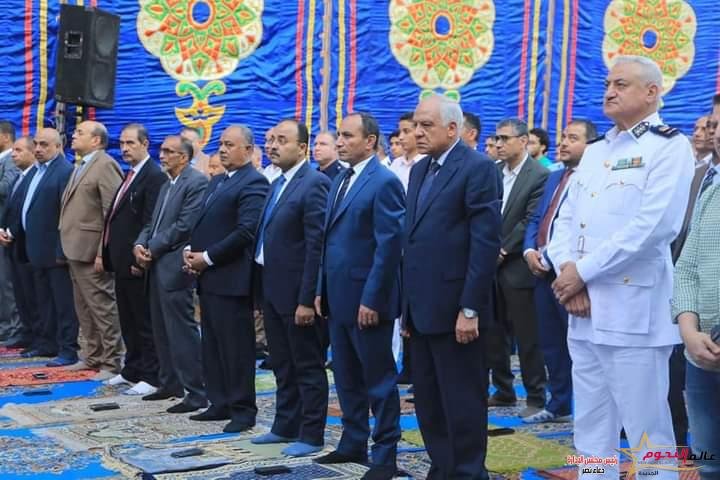 محافظ الجيزة يؤدى صلاة عيد الأضحى بساحة مسجد مصطفى محمود