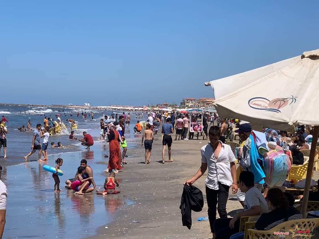 شاطئ بورسعيد كامل العدد في ثاني أيام عيد الأضحي المبارك واقبال كبير من المواطنين