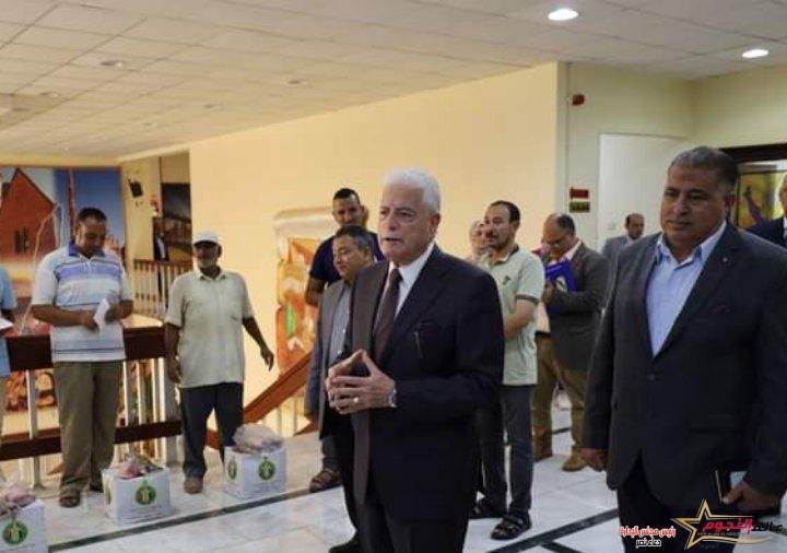 محافظ جنوب سيناء يلتقي العمالة المؤقتة (عمال السركي) بطور سيناء 2 محافظ جنوب سيناء يلتقي العمالة المؤقتة (عمال السركي) بطور سيناء