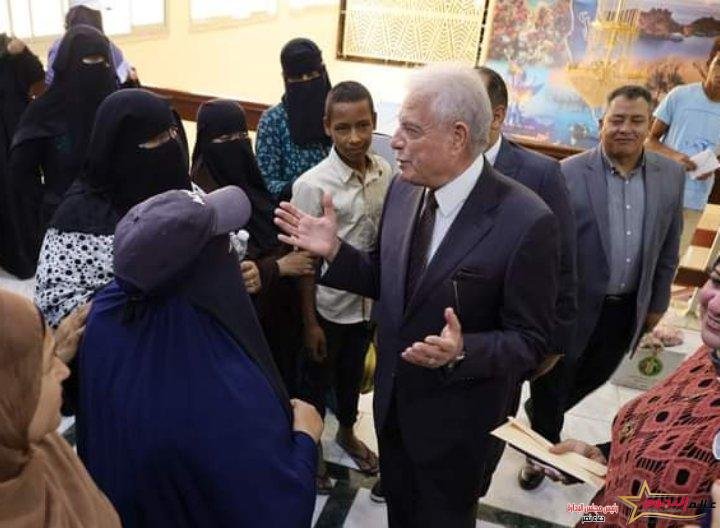 محافظ جنوب سيناء يلتقي العمالة المؤقتة (عمال السركي) بطور سيناء 1 محافظ جنوب سيناء يلتقي العمالة المؤقتة (عمال السركي) بطور سيناء
