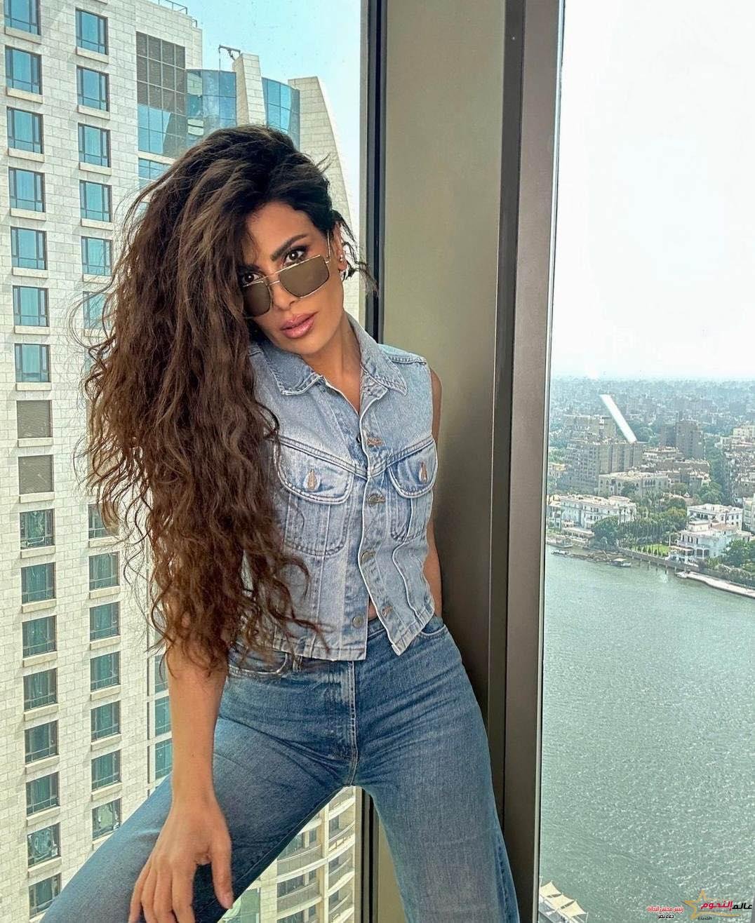 الفنانة صبا مبارك تتألق بإطلالة كاجوال من داخل إحدى ناطحات السحاب 3 الفنانة صبا مبارك تتألق بإطلالة كاجوال من داخل إحدى ناطحات السحاب