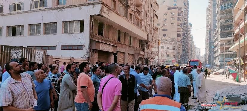 ضحايا تحت الانقاض.. انهيار عقار في الإسكندرية والحماية المدنية تكافح لإنقاذ السكان