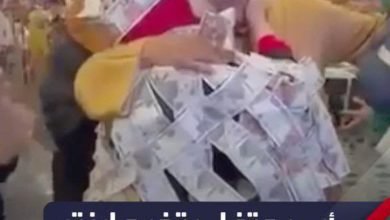 فستان من النقود يثير الضجة في حفل تخرج طالبة مصرية