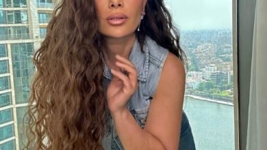 الفنانة صبا مبارك تتألق بإطلالة كاجوال من داخل إحدى ناطحات السحاب