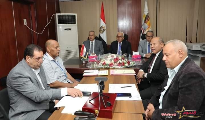 وزير التربية والتعليم ومحافظ سوهاج يتابعان سير الامتحانات من غرفة عمليات مديرية التعليم بالمحافظة 2 وزير التربية والتعليم ومحافظ سوهاج يتابعان سير الامتحانات من غرفة عمليات مديرية التعليم بالمحافظة