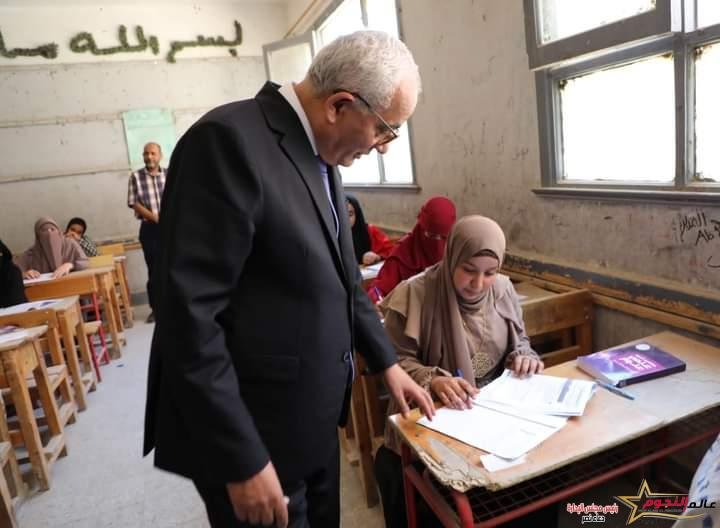 وزير التربية والتعليم ومحافظ سوهاج يتفقدان لجان امتحانات الثانوية العامة بإدارتي أخميم ودار السلام التعليمية 2 وزير التربية والتعليم ومحافظ سوهاج يتفقدان لجان امتحانات الثانوية العامة بإدارتي أخميم ودار السلام التعليمية