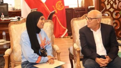 محافظ بورسعيد يكرم الطالبة "ندى عبد الباقي أحمد" الحاصلة على المركز الاول على مستوى الجمهورية في شهادة الدبلومات الفنية