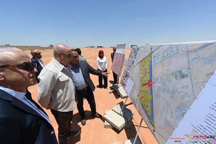 وزير الإسكان يتفقد أعمال الطرق الجارى تنفيذها بالمناطق المضافة لمدينة الشروق بموجب القرار الجمهوري رقم 636 لسنة 2017