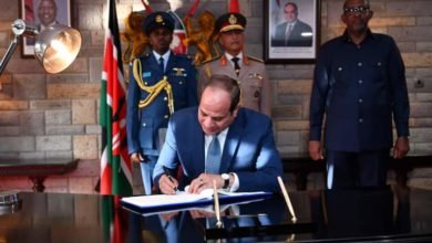 الرئيس السيسي يدوّن كلمة لرئيس كينيا فى سجل الزائرين 