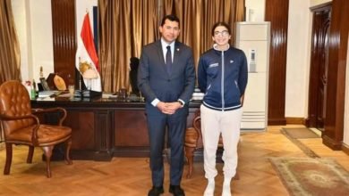 وزير الرياضة يهنئ أمينة عرفي بعد تتويجها ببطولة العالم للإسكواش للناشئات بأستراليا