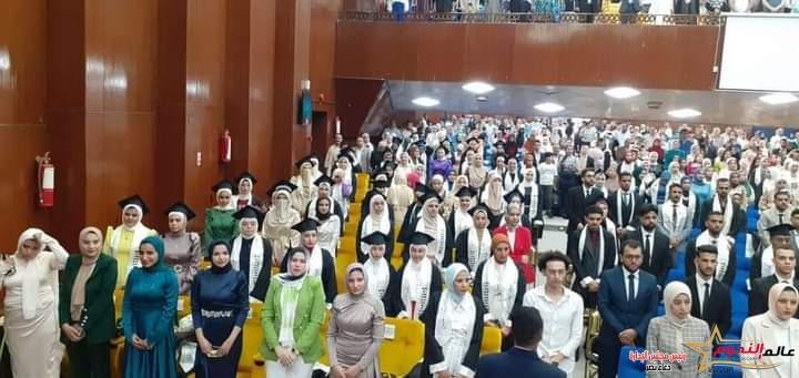 رئيس جامعة بنها يشهد حفل تخريج الدفعة 37 بكلية الطب البيطري