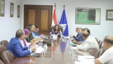 محافظ دمياط تناقش عدد من المحاور الخاصة بدراسات تقييم الأثر البيئى للمزارع السمكية