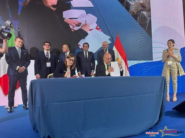 وزير الصحة يشهد توقيع بروتوكول تعاون مع شركة «إيني» لإنشاء مركزا لتدريب الكوادر الطبية ببورسعيد 1 وزير الصحة يشهد توقيع بروتوكول تعاون مع شركة «إيني» لإنشاء مركزا لتدريب الكوادر الطبية ببورسعيد