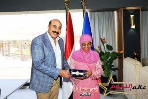 محافظ أسوان يكرم هاجر محمد الأولى على مستوى الجمهورية فى شهادة الثانوية العامة " مكفوفين " 