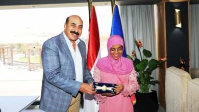 محافظ أسوان يكرم هاجر محمد الأولى على مستوى الجمهورية فى شهادة الثانوية العامة " مكفوفين " 