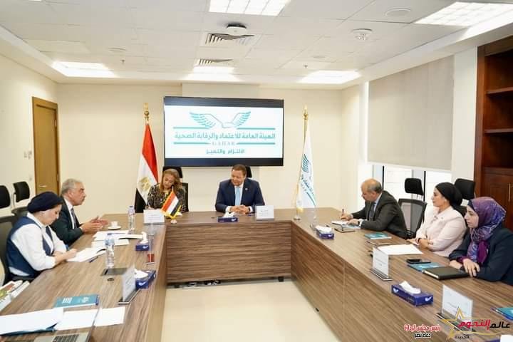 طه يجتمع مع رئيس غرفة مقدمي الخدمات الصحية بالقطاع الخاص باتحاد الصناعات المصرية