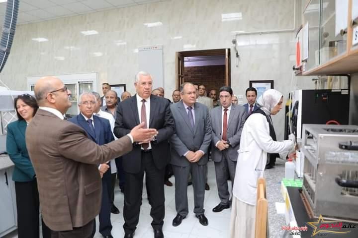 القصير يفتتح معمل خصوبة الاراض ويتفقد وحدة الاستشعار عن البعد بمعهد الأراضي والمياه والبيئة