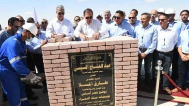 الملا يضع حجر أساس مشروعات التطوير والتوسعات بميناء الحمراء البترولي بالعلمين الجديدة