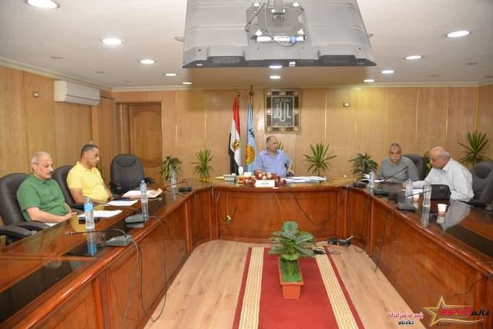 محافظ أسيوط يعلن وصول 7460 تختة مدرسية لإحلال وتجديد الأثاث المدرسي بالمراكز والقرى