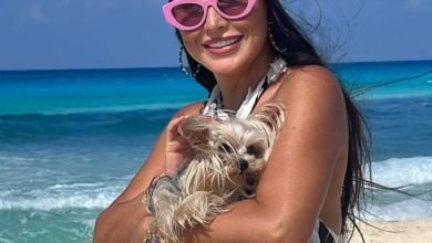 جومانا مراد بإطلالة من فالنتينو على الشاطئ في الساحل الشمالي