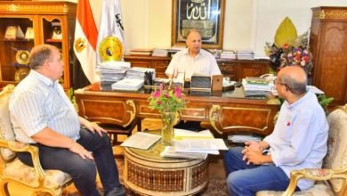 محافظ أسيوط يلتقى مدير الاستثمار بالمحافظة لمناقشة ترفيق مجمع الصناعات الزراعية