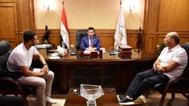 وزير الرياضة يلتقي لاعب المنتخب المصري للإسكواش مصطفي عسل 