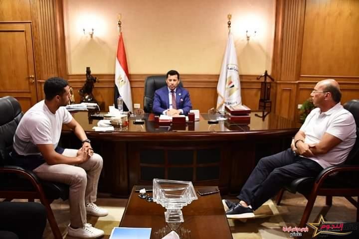 وزير الرياضة يلتقي لاعب المنتخب المصري للإسكواش مصطفي عسل 2 وزير الرياضة يلتقي لاعب المنتخب المصري للإسكواش مصطفي عسل