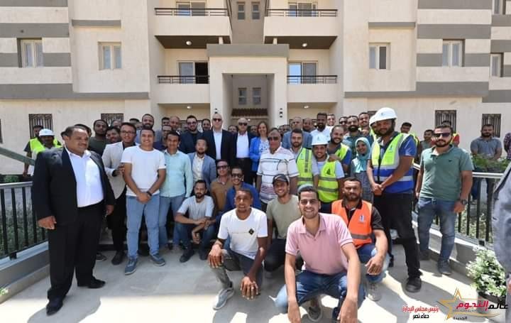 وزير الإسكان يتجول بمواقع وحدات المبادرة الرئاسية "سكن كل المصريين" بمدينة 15 مايو