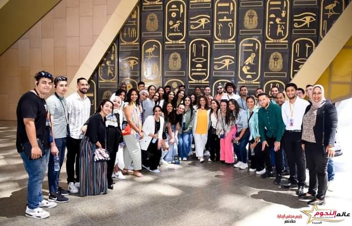 جندي تجري زيارة للمتحف المصري الكبير بصحبة 50 شابًا مصريًا من شباب "ميدسي" 