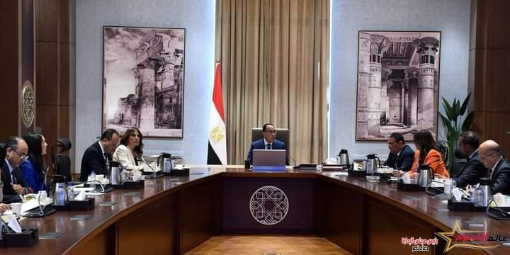 رئيس الوزراء يستعرض تطورات الاستراتيجية الوطنية لصناعة السيارات